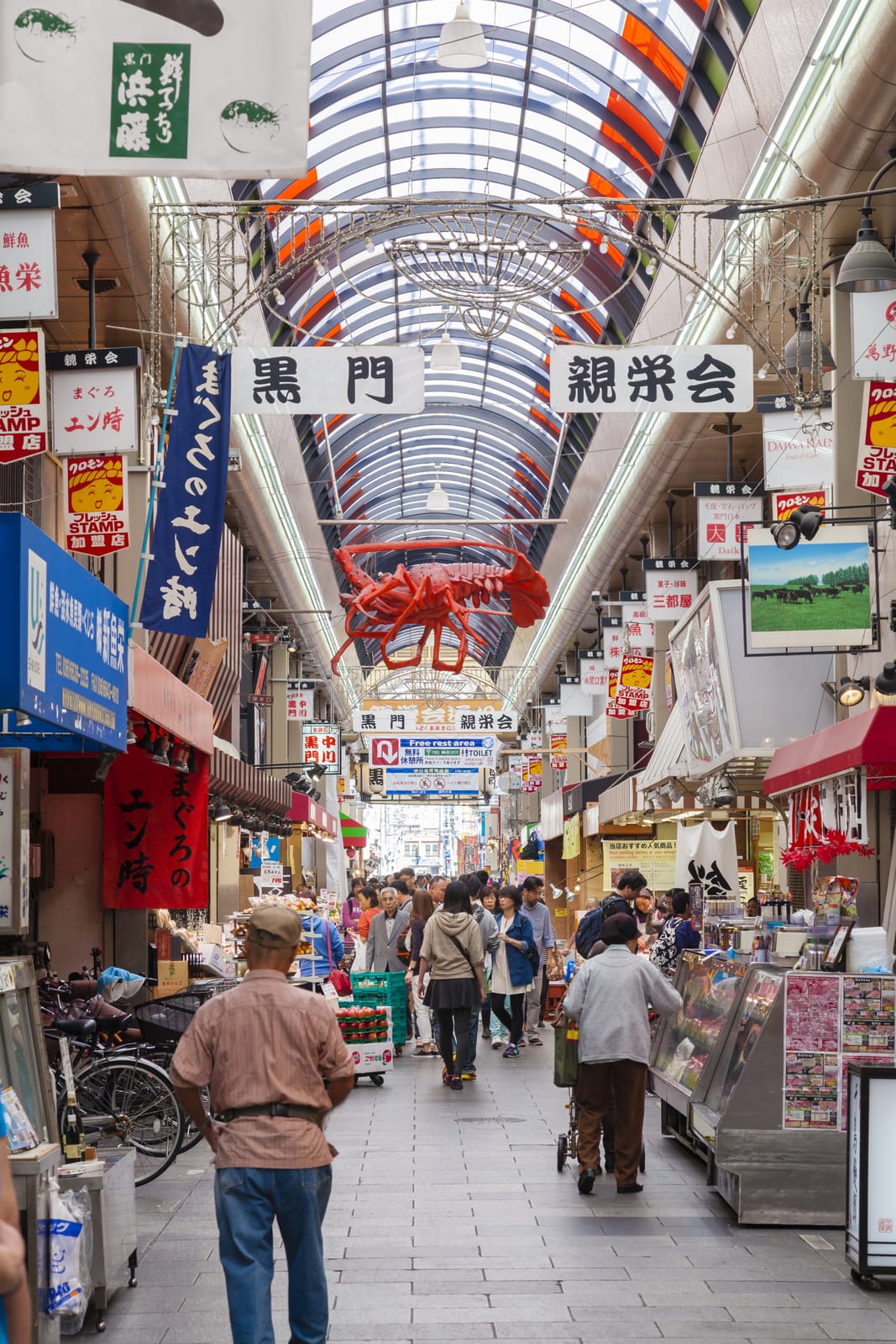 16059632_people-shopping-in-the-kuromon-market-in-osaka-japan.jpg