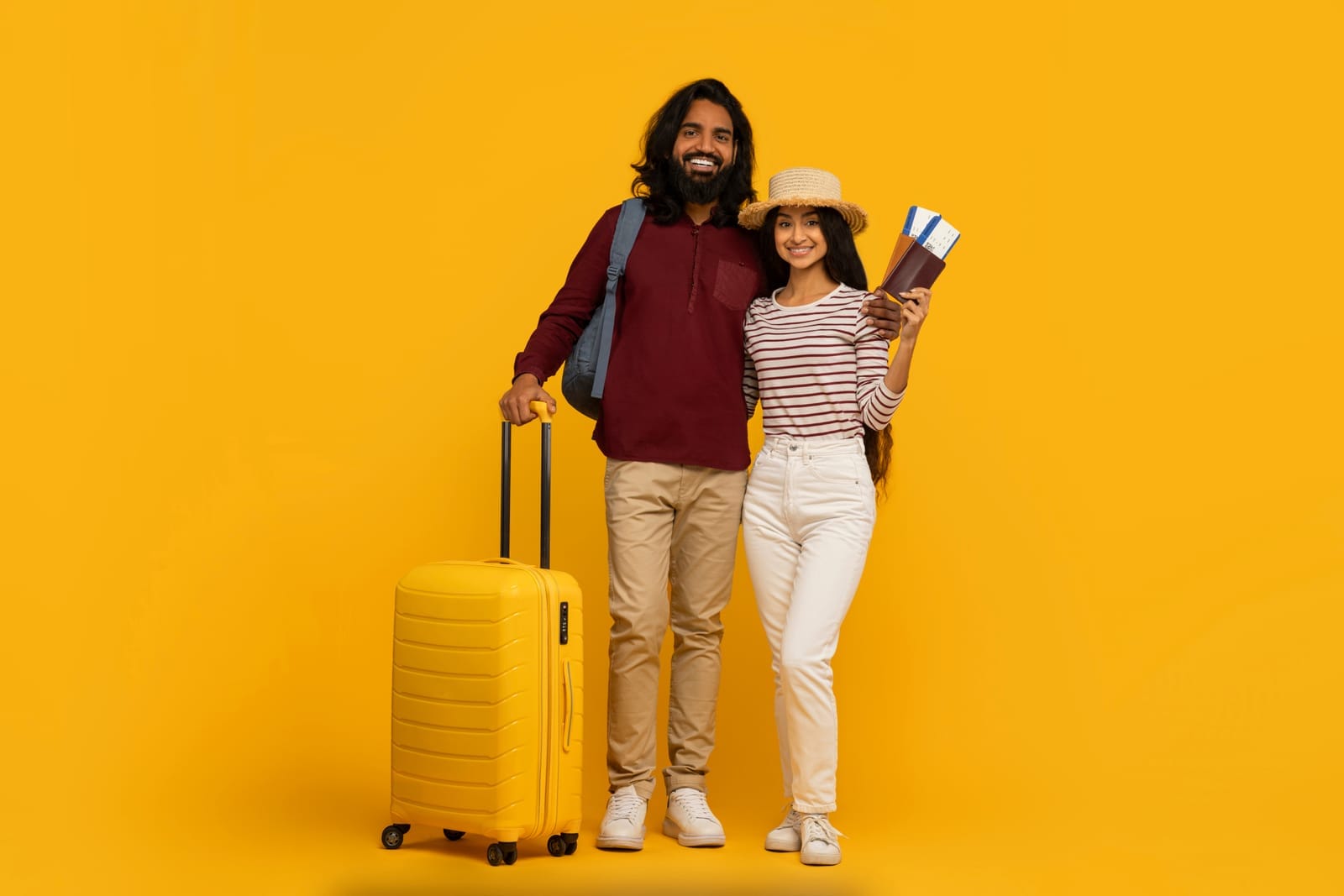 58842078_couple-with-luggage-ready-for-holiday-travel.jpg